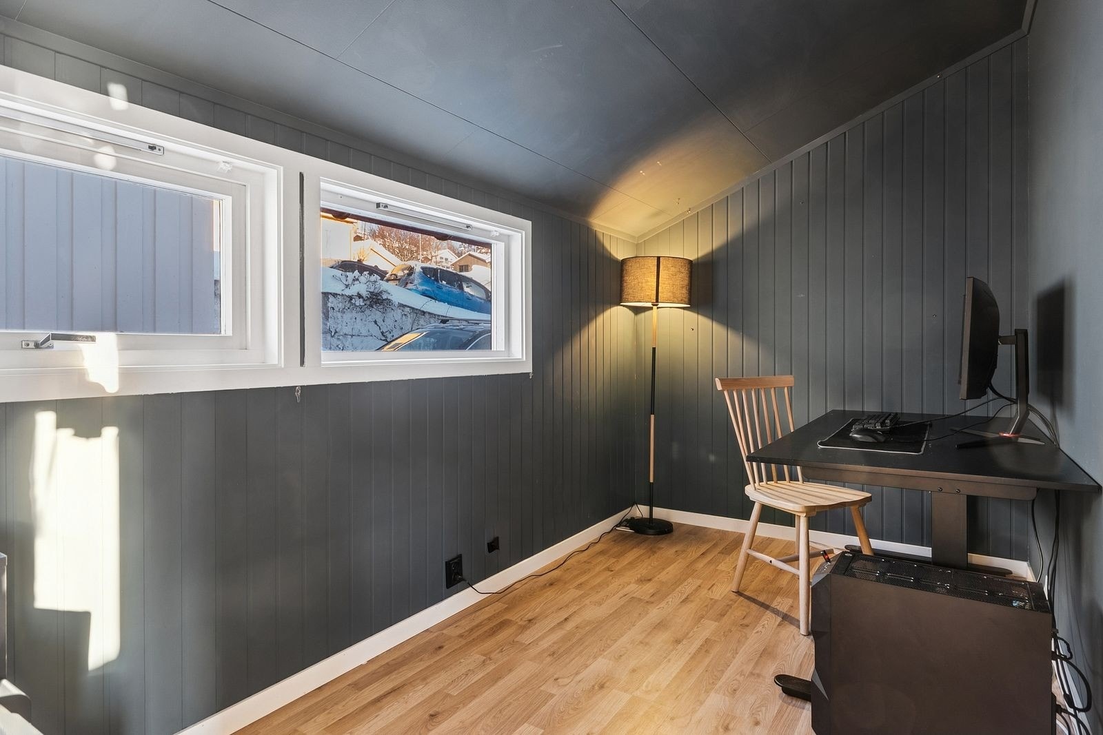 Soverommet i overetasjen er innredet som kontor Galleribilde