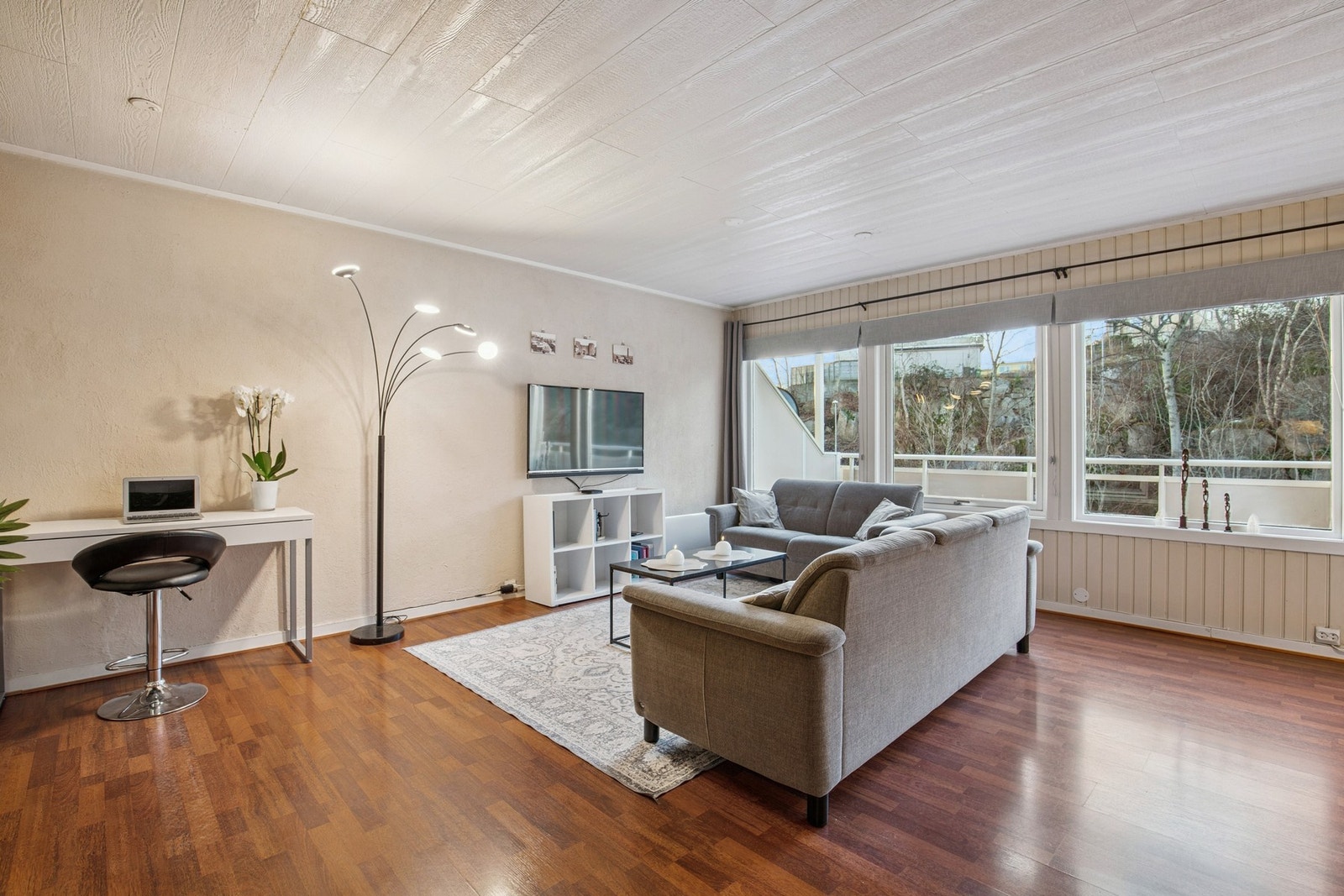 Store vindusflater som slipper inn naturlig lys Galleribilde