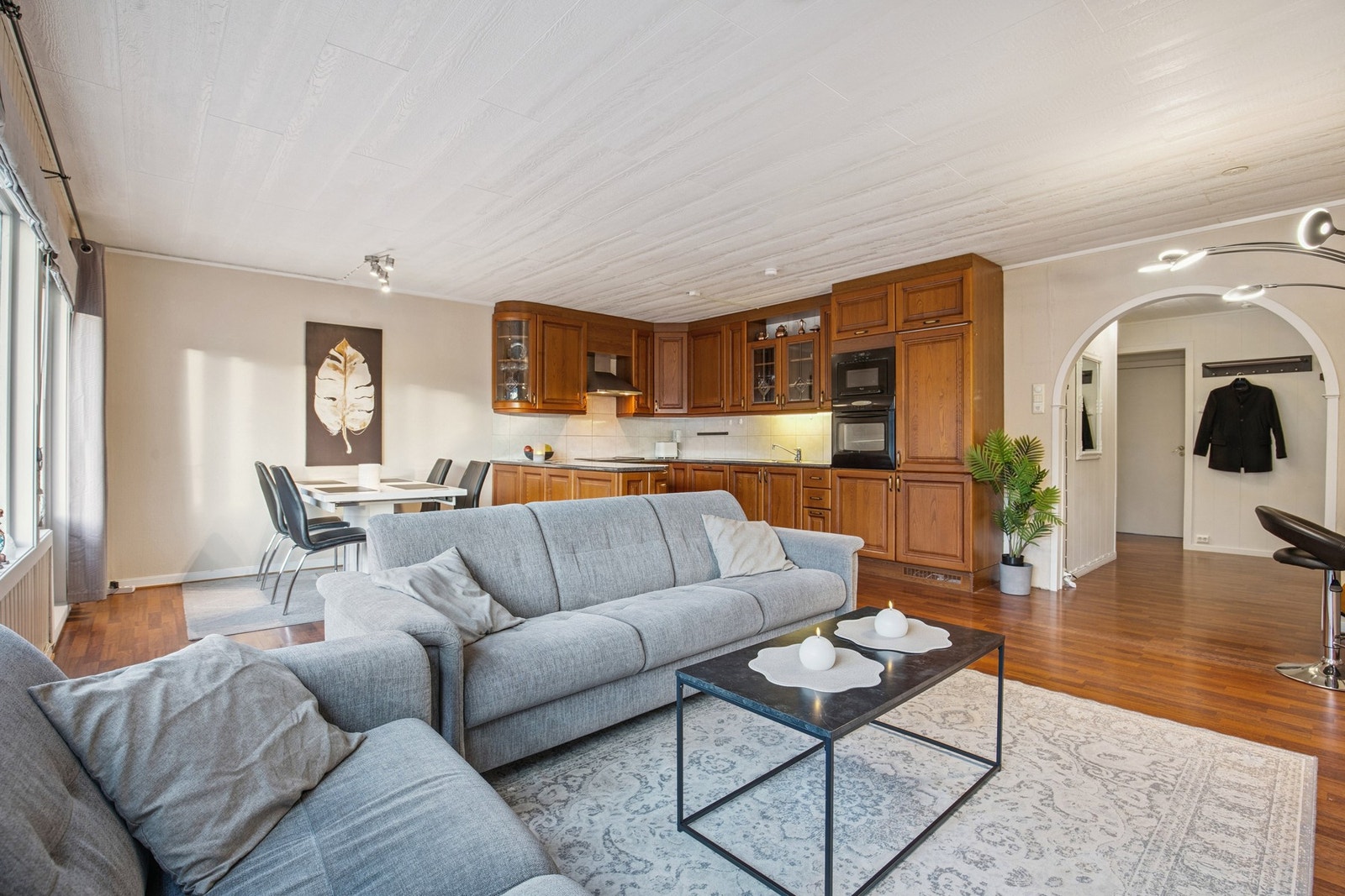 Åpen stue/kjøkken løsningen som gir en luftig følelse Galleribilde