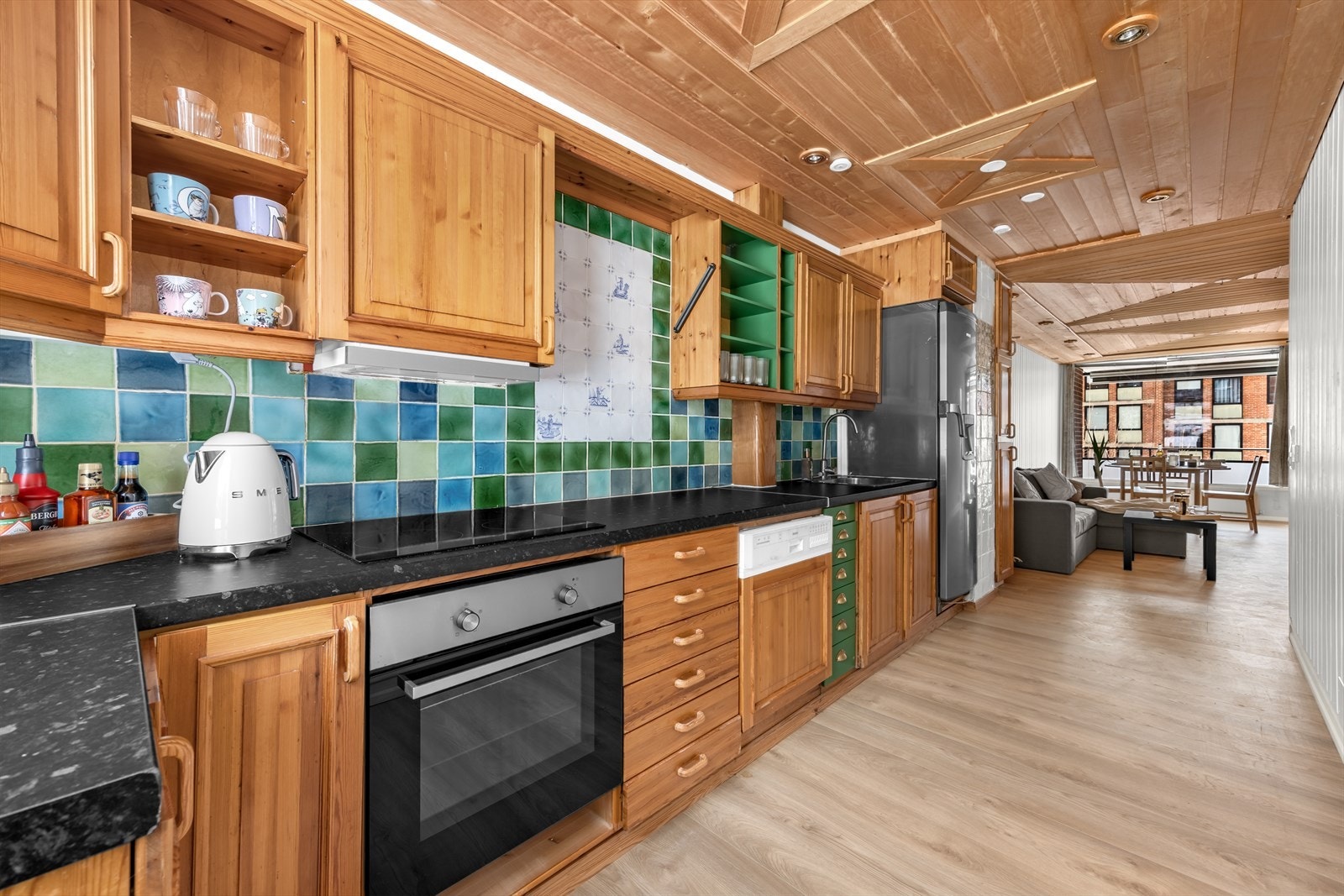 Pent kjøkken med integrerte hvitevarer Galleribilde