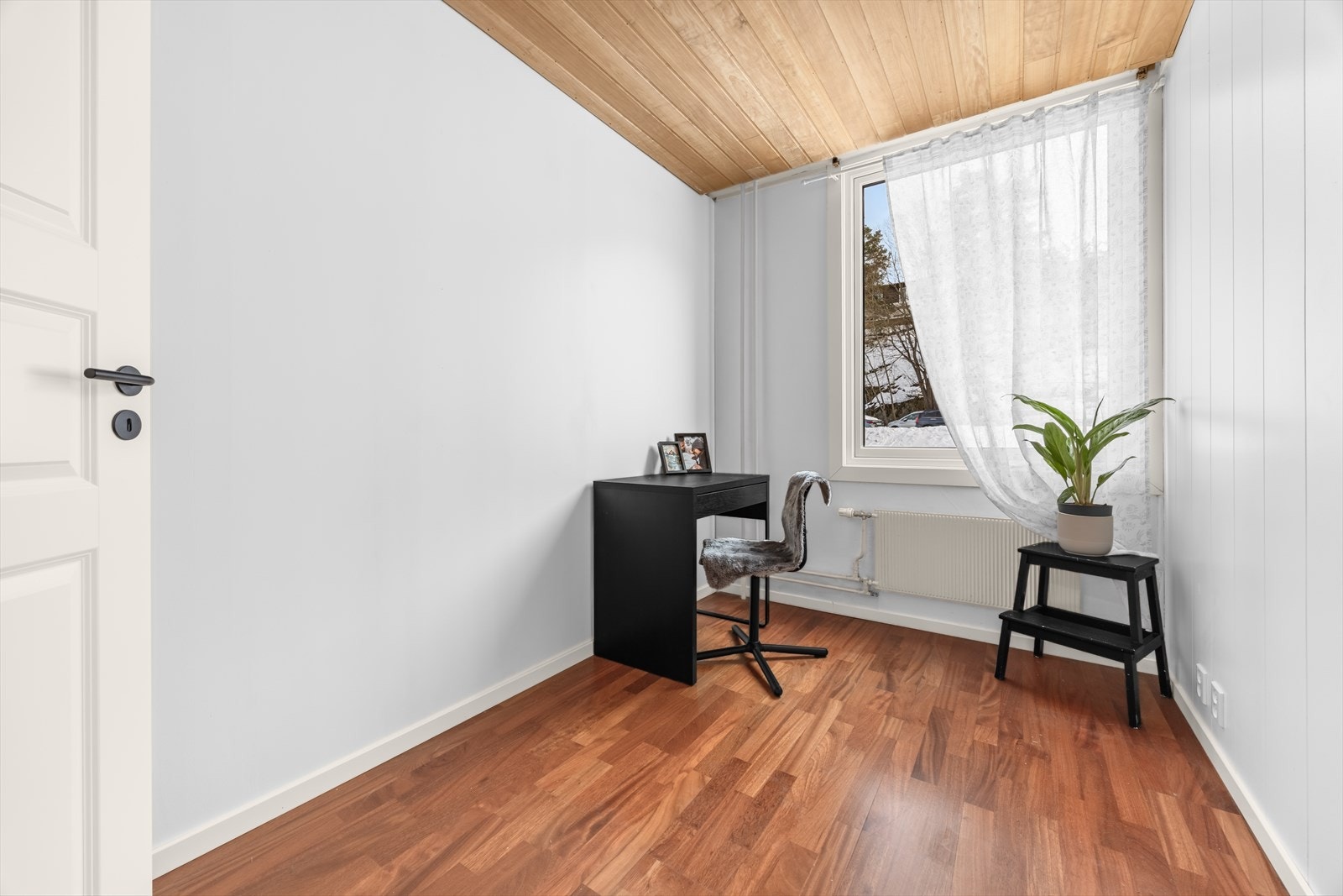 Soverom 3 - Romslig soverom med plass til seng og mulighet for garderobeskap Galleribilde