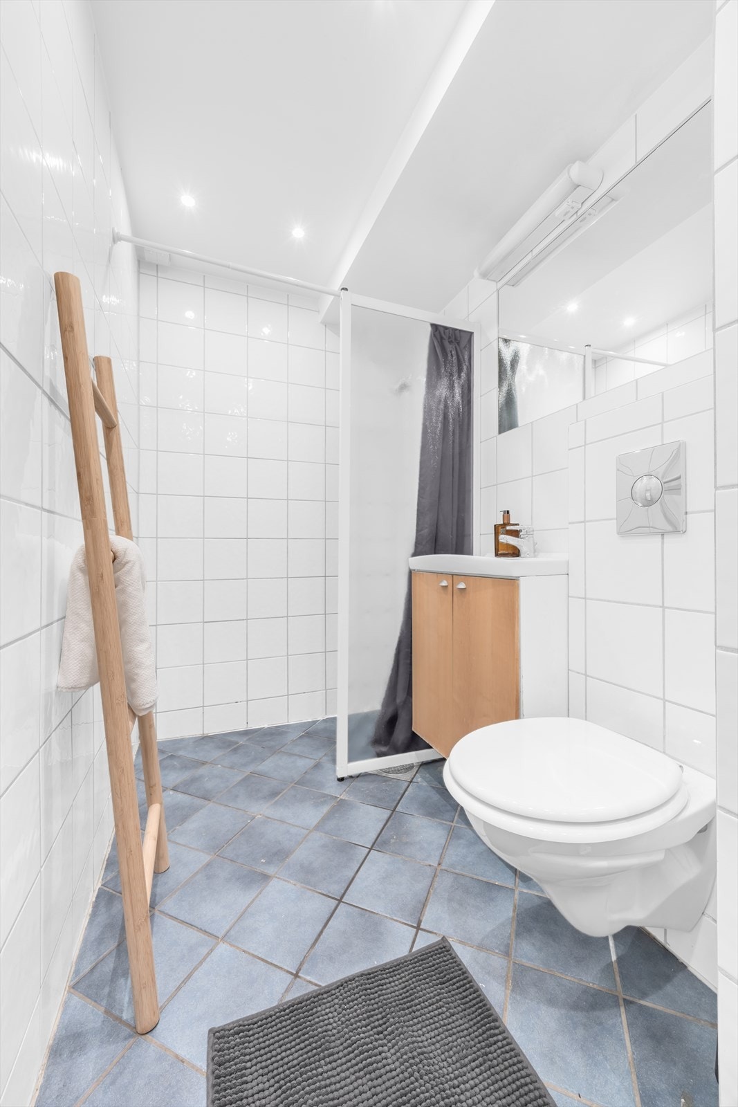 Flott flislagt bad med varmekabler og opplegg for vaskemaskin. Galleribilde