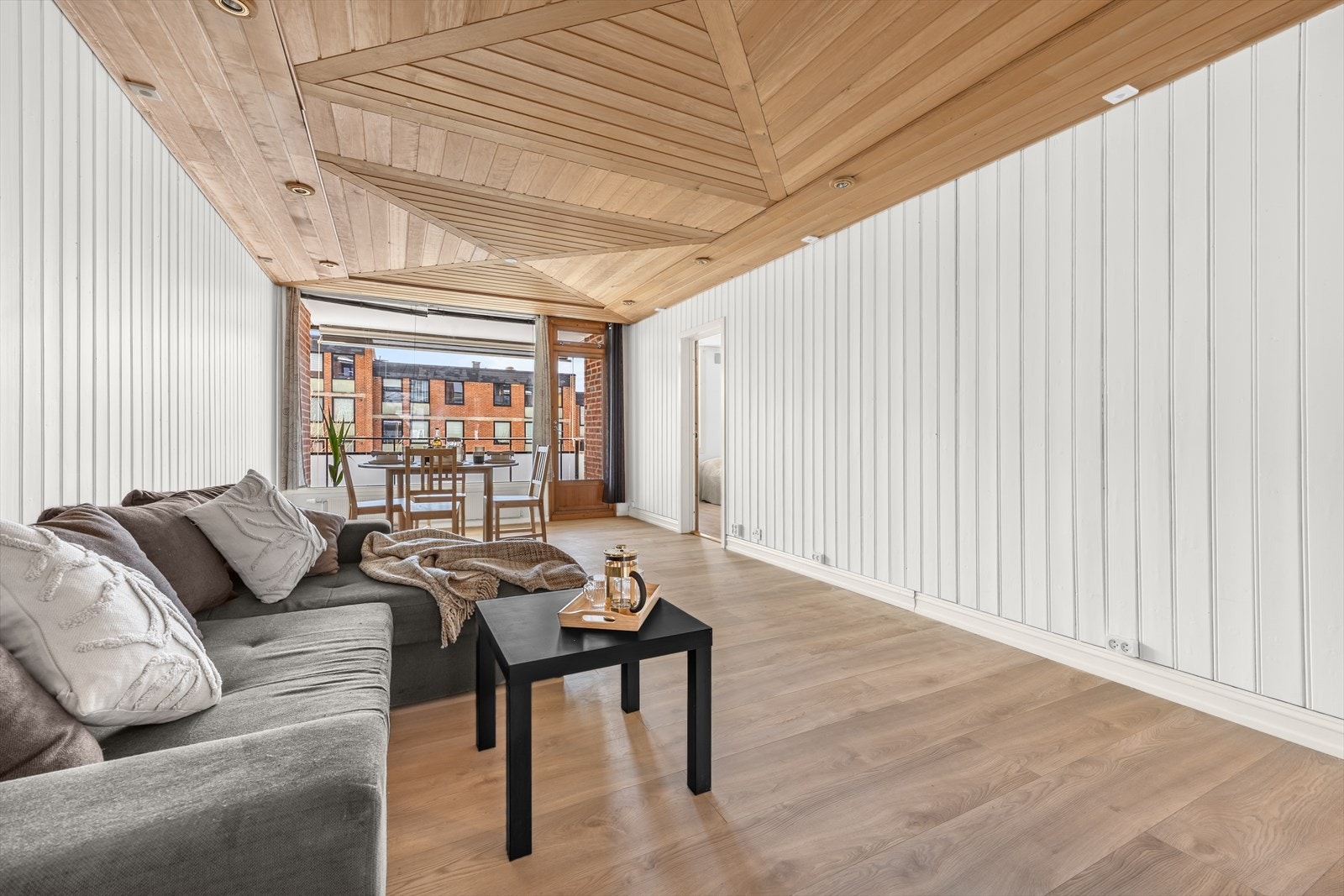 Lys og romslig stue med gode møbleringsmuligheter for både sofagruppe og spiseplass. Galleribilde