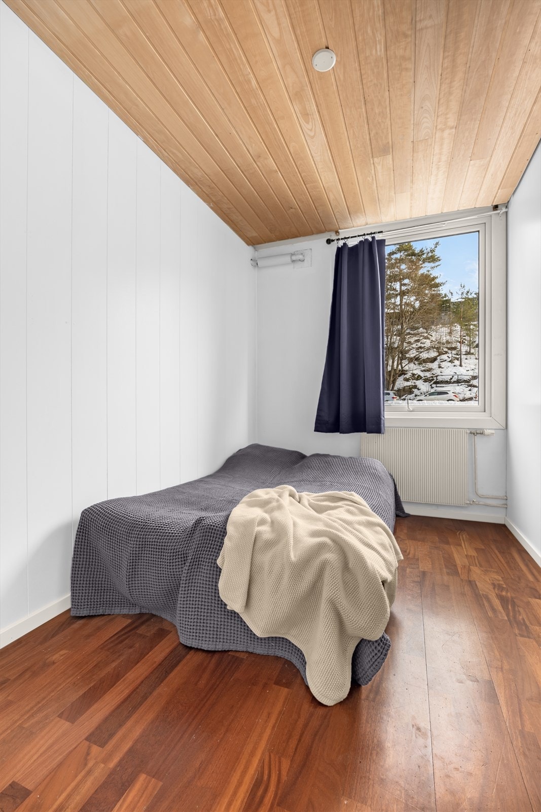 Soverom 2 - Romslig soverom med plass til seng og mulighet for garderobeskap Galleribilde