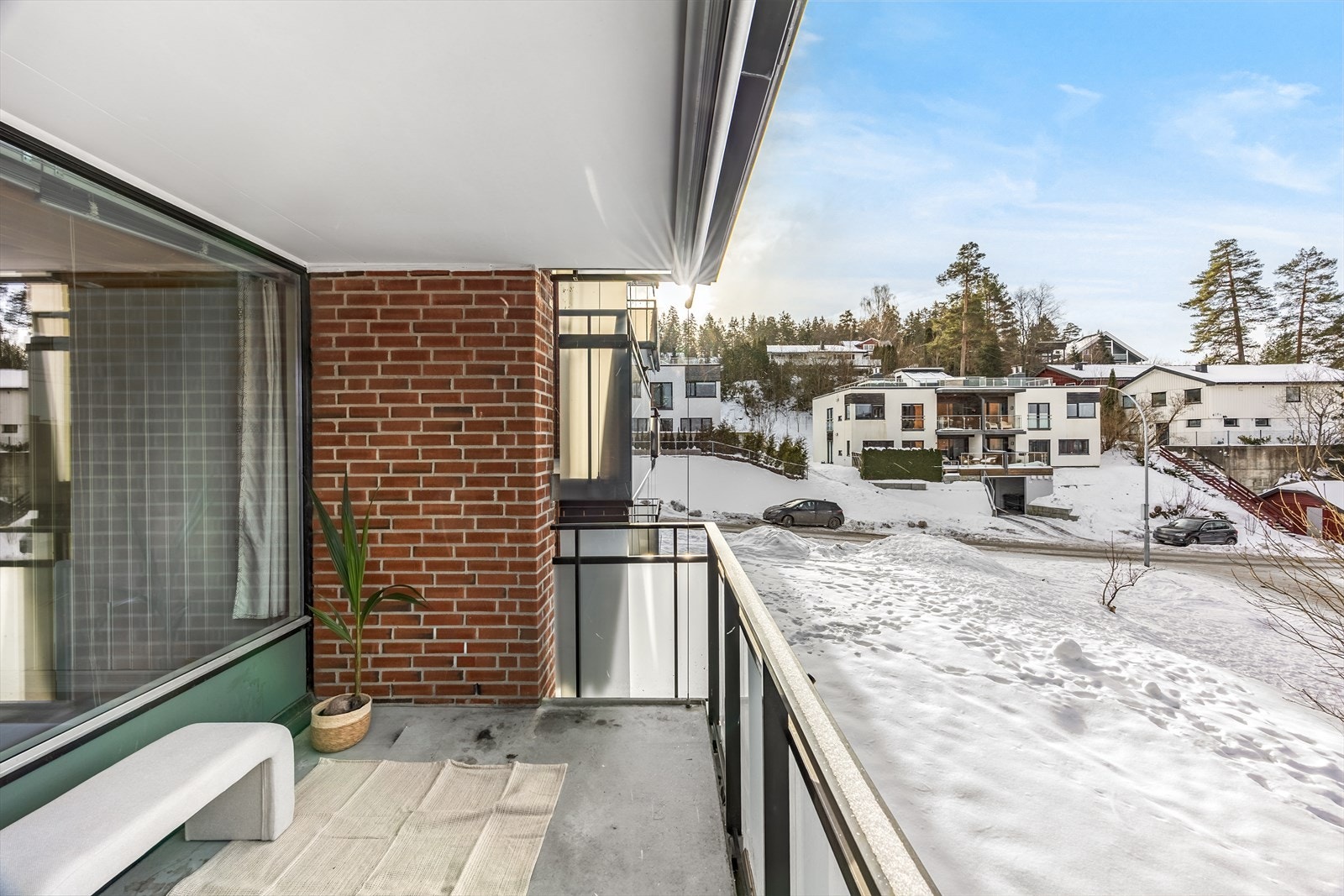 Utgang fra stue til en vestvendt balkong på ca. 7 m² med utsikt og gode solforhold. Galleribilde