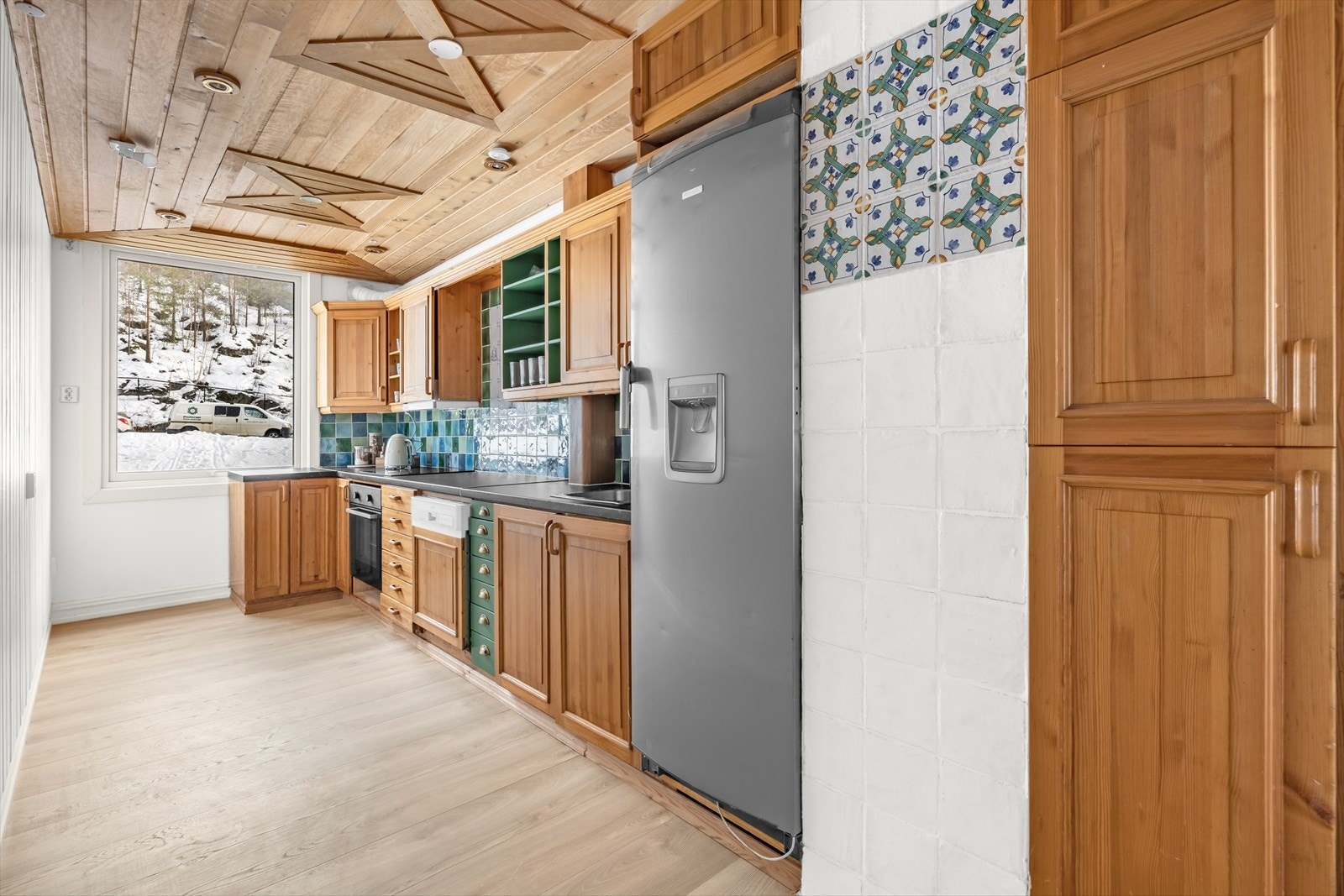 Pent kjøkken med integrerte hvitevarer Galleribilde