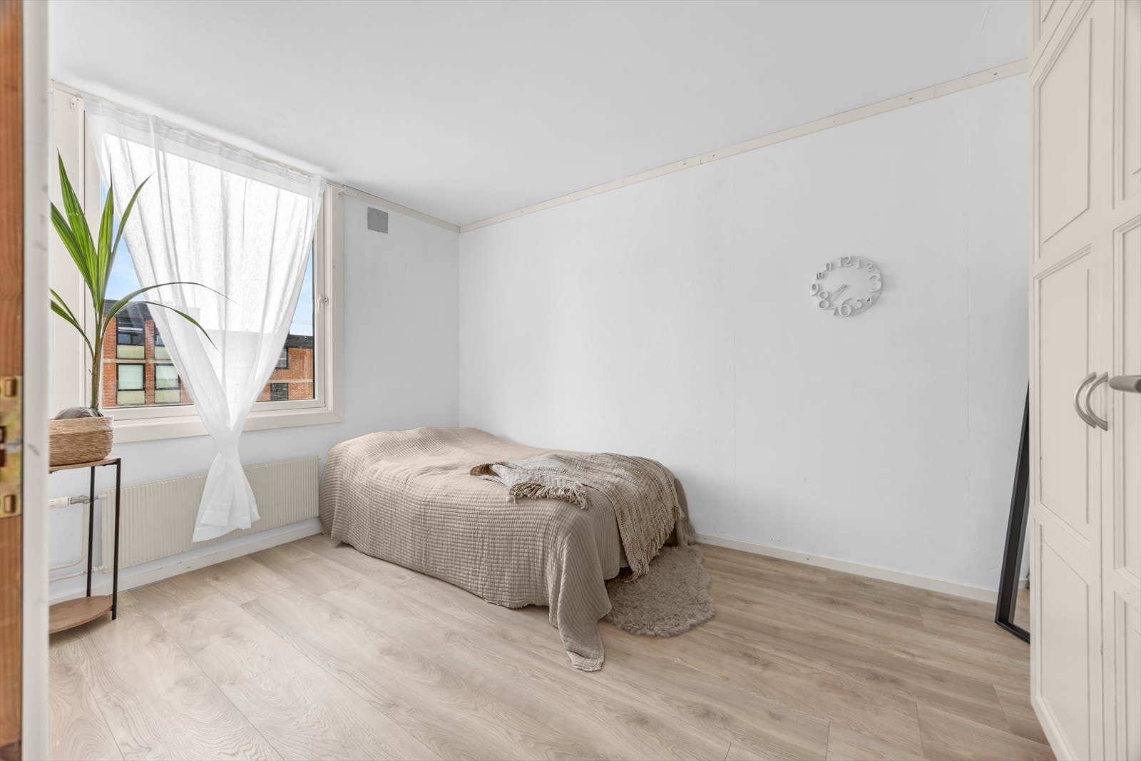 Soverom 1 - Romslig soverom med plass til dobbelseng og garderobeskap Galleribilde