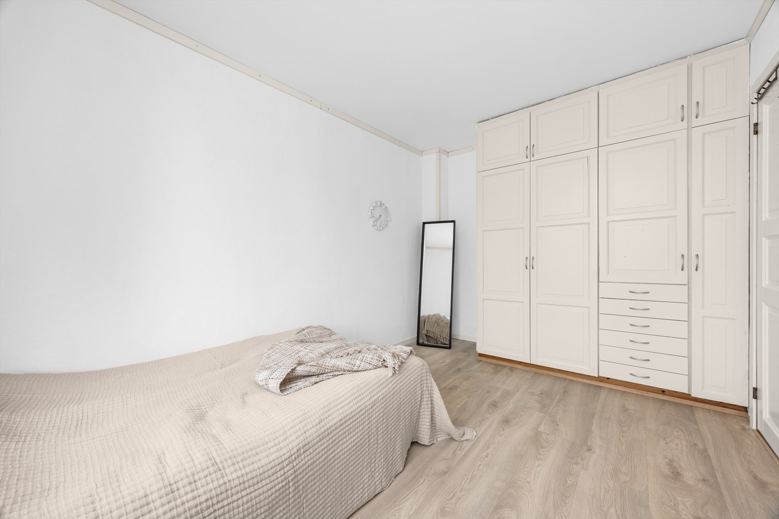 Soverom 1 - Romslig soverom med plass til dobbelseng og garderobeskap Galleribilde