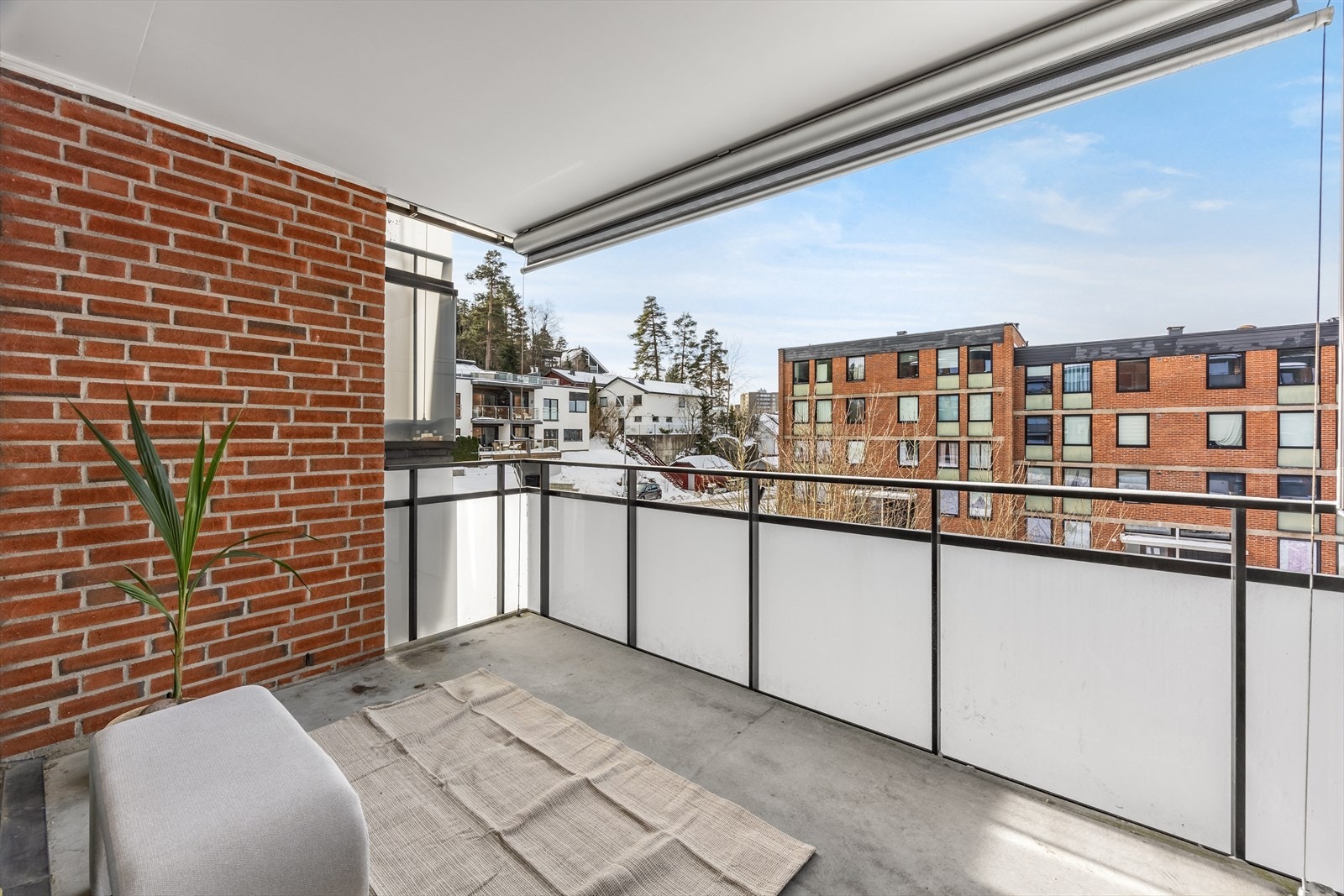 Utgang fra stue til en vestvendt balkong på ca. 7 m² med utsikt og gode solforhold. Galleribilde