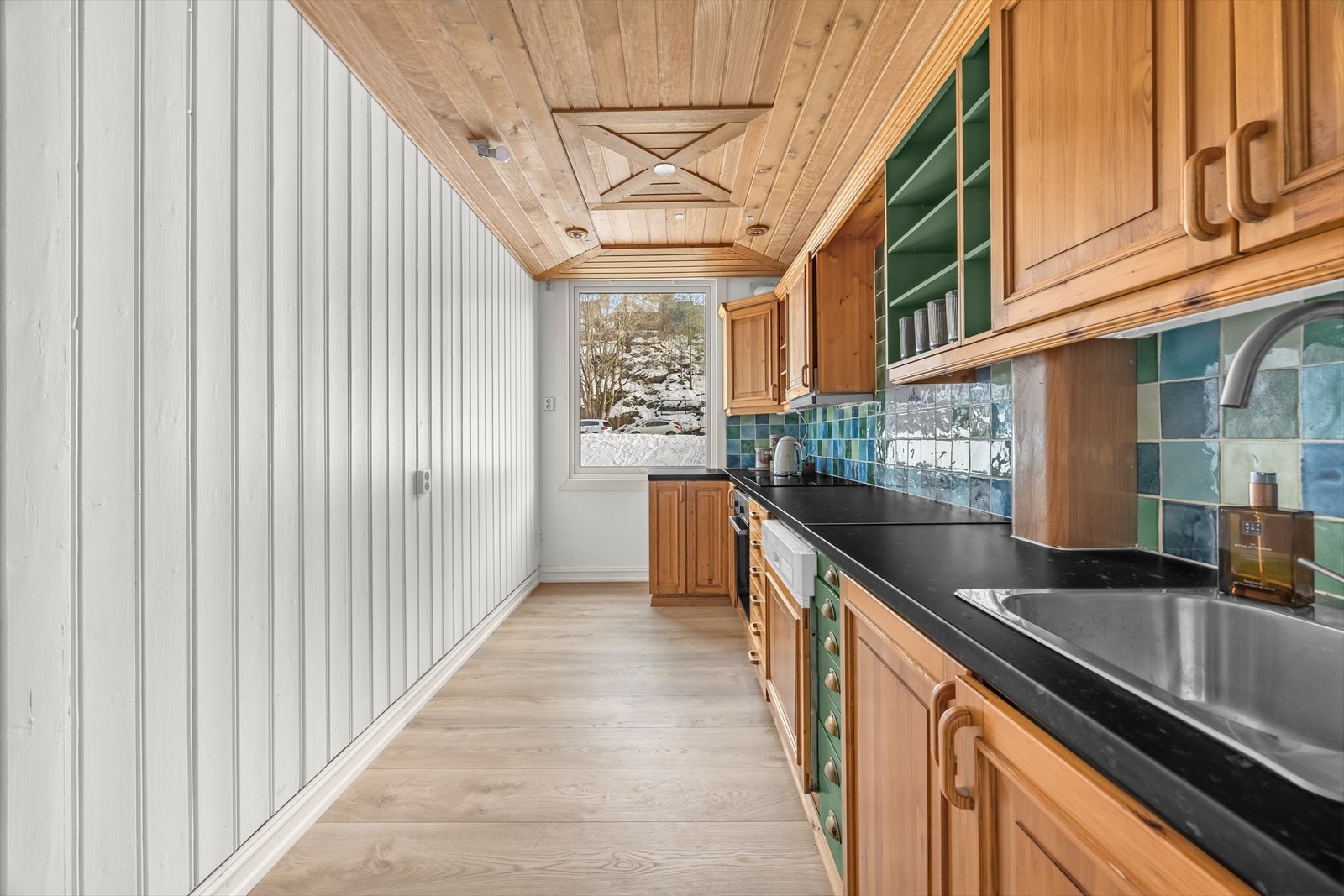 Pent kjøkken med integrerte hvitevarer Galleribilde