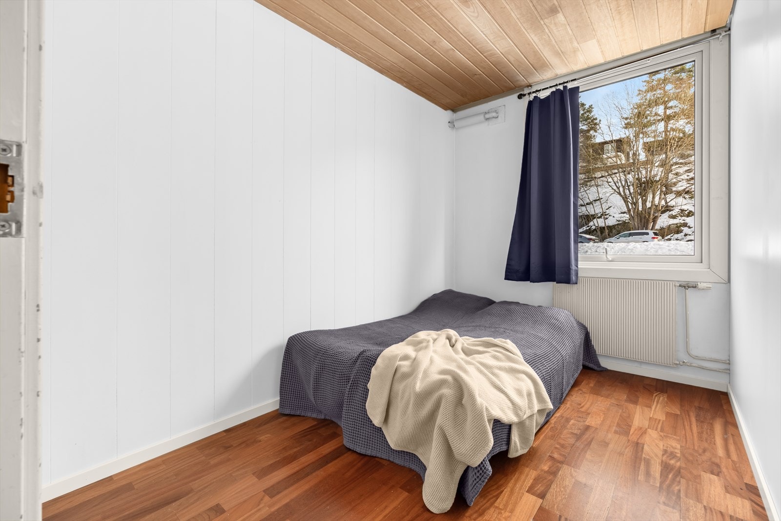 Soverom 2 - Romslig soverom med plass til seng og mulighet for garderobeskap Galleribilde