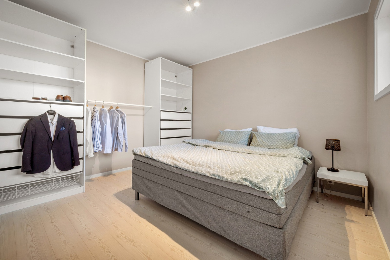 Stort hovedsoverom med gode muligheter for stor garderobe Galleribilde