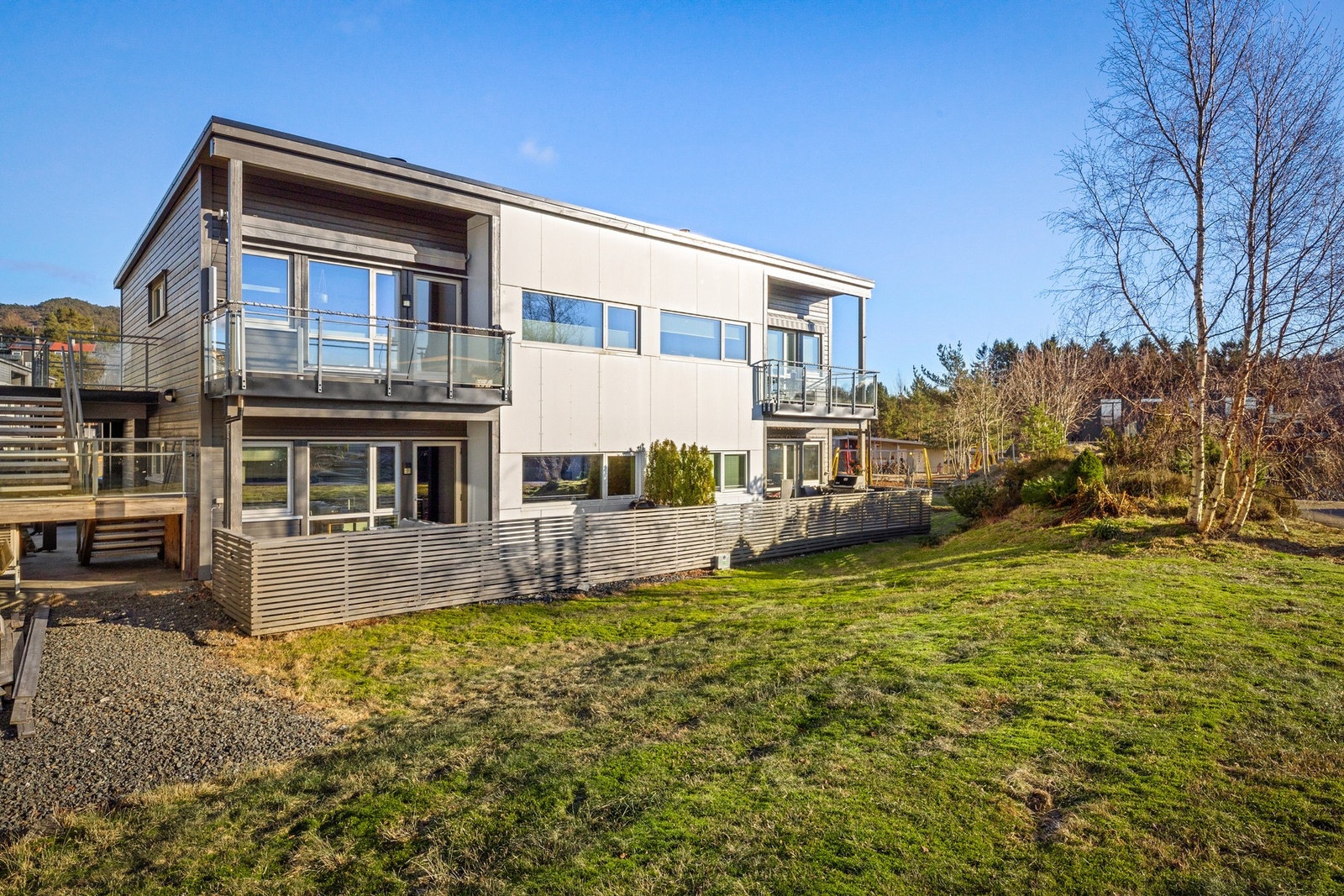 Leiligheten ligger i fremste rekke i en firemannsbolig Galleribilde