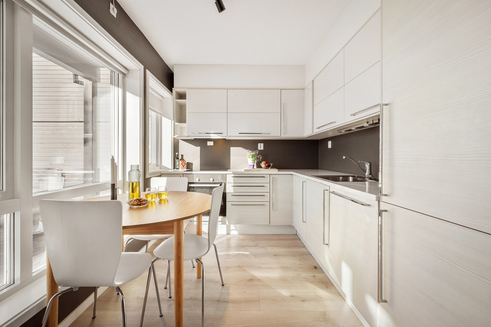 Stort kjøkken med integrerte hvitevarer Galleribilde