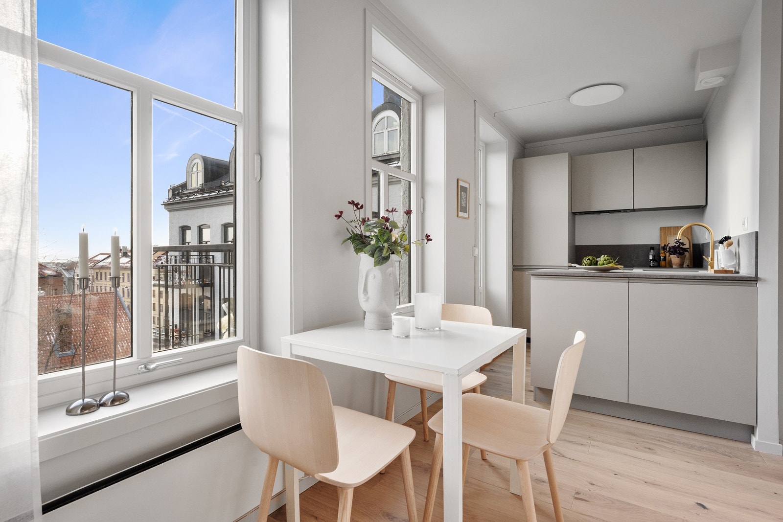 Lyst og luftig med gode vindusflater Galleribilde