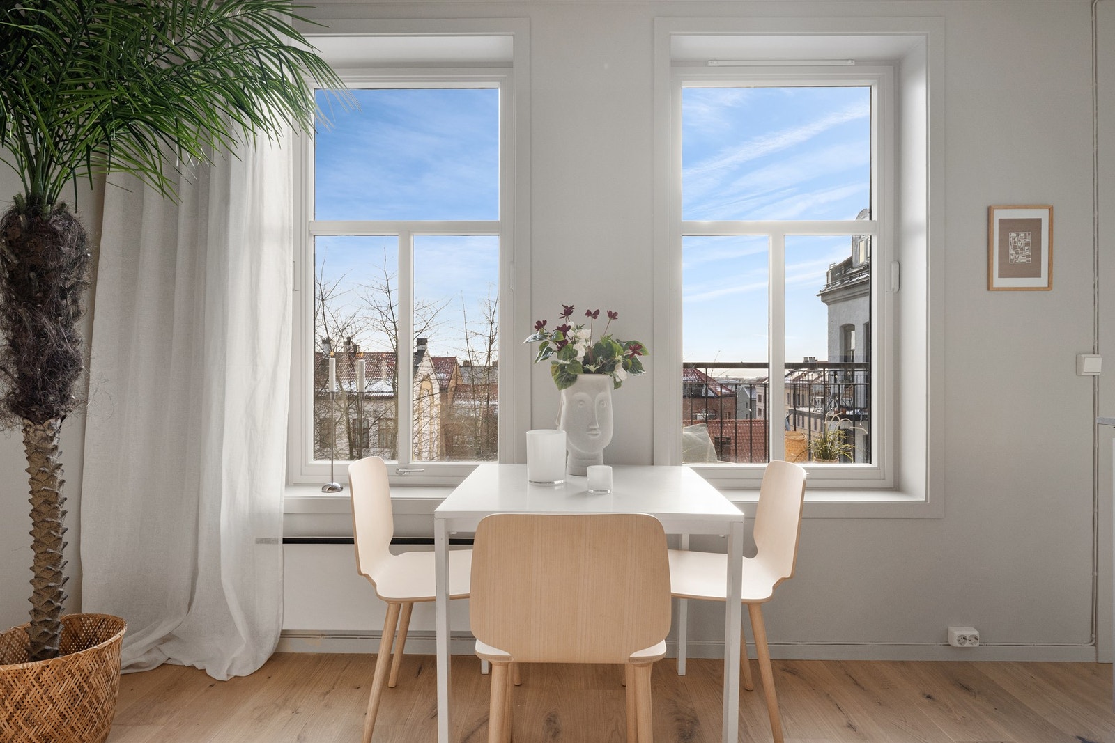 Boligen vender inn mot en hyggelig bakgård, hvor man kan nyte solen fra egen balkong Galleribilde