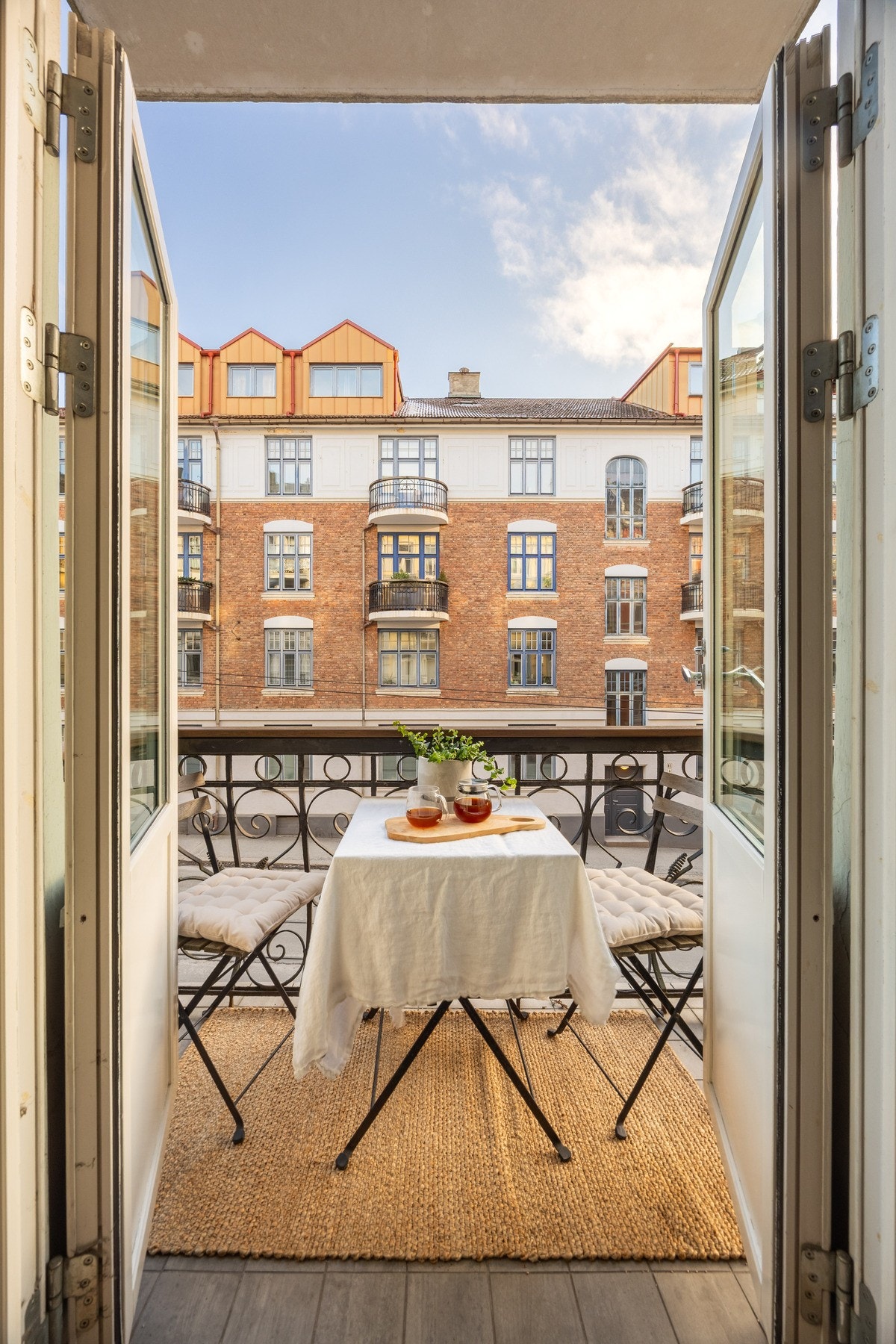 Det er utgang til balkong fra stuen. Galleribilde