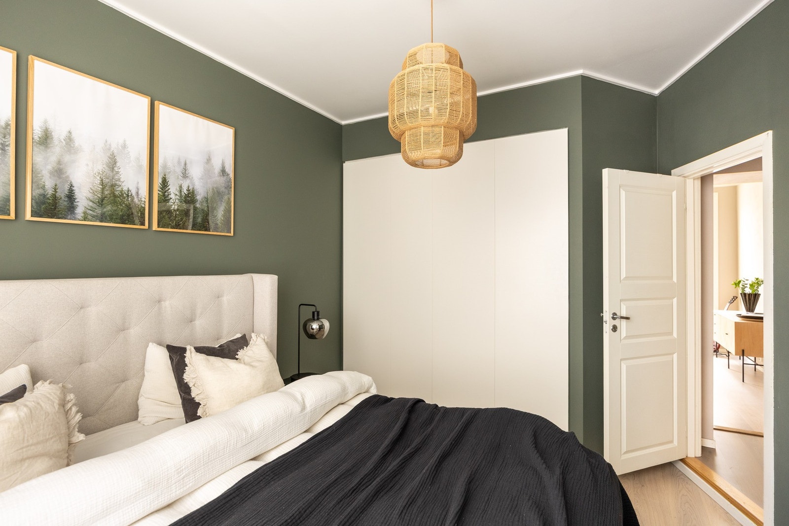 Det er god plass til oppbevaring av klær og tilbehør i medfølgende garderobeskap. Galleribilde