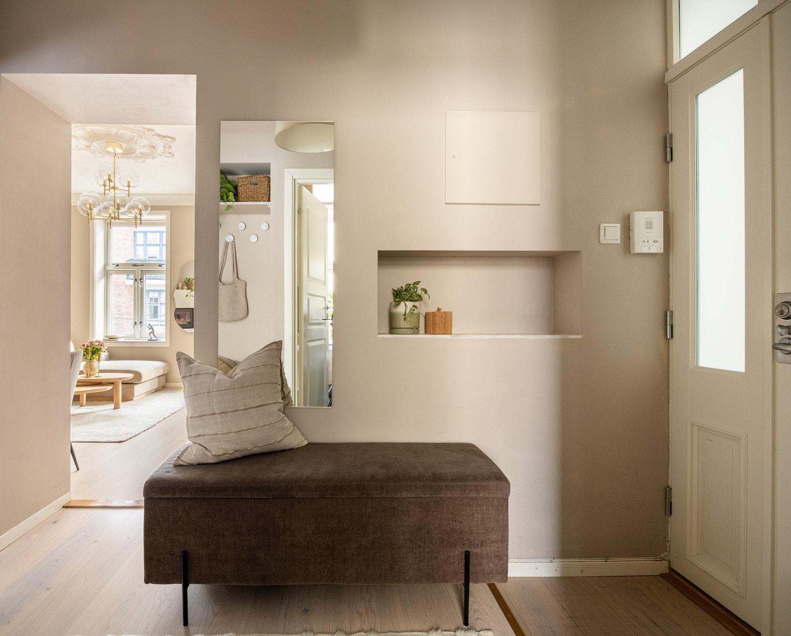 Innbydende entré som gir et godt førsteinntrykk av leiligheten. Galleribilde