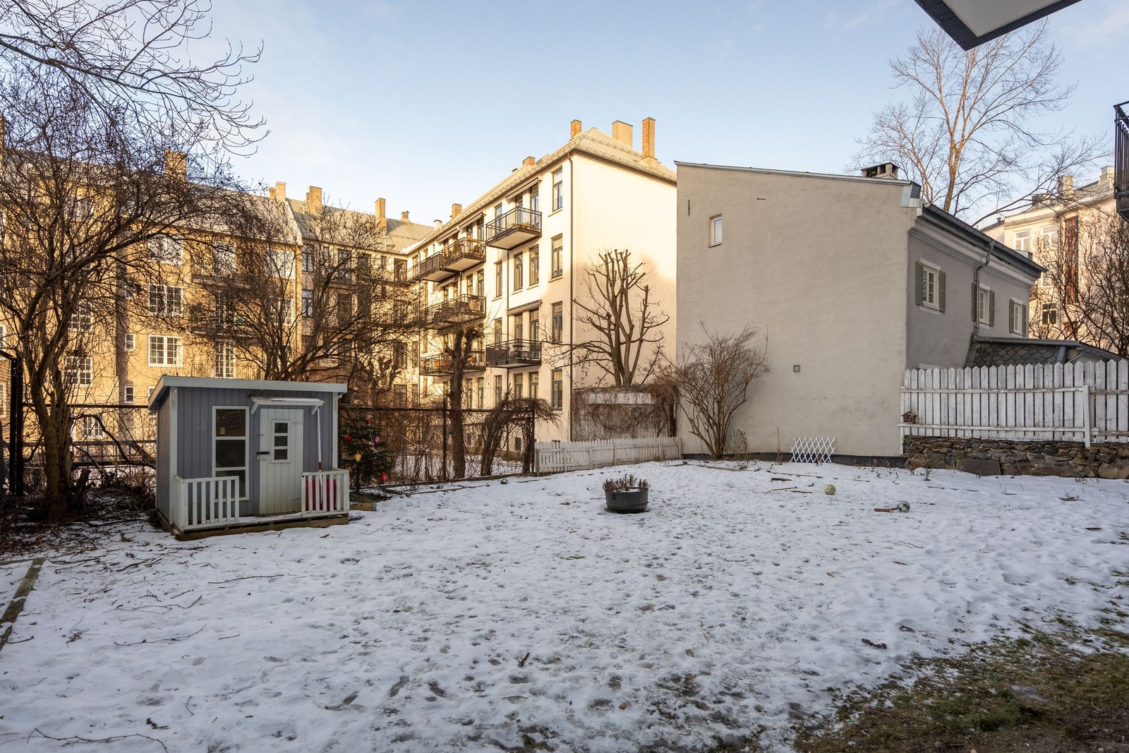 Koselig felles bakgård. Galleribilde