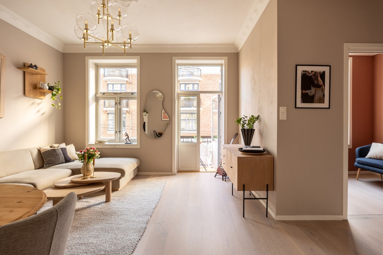 De store flaggpostvinduene slipper inn rikelig med naturlig lys. Galleribilde