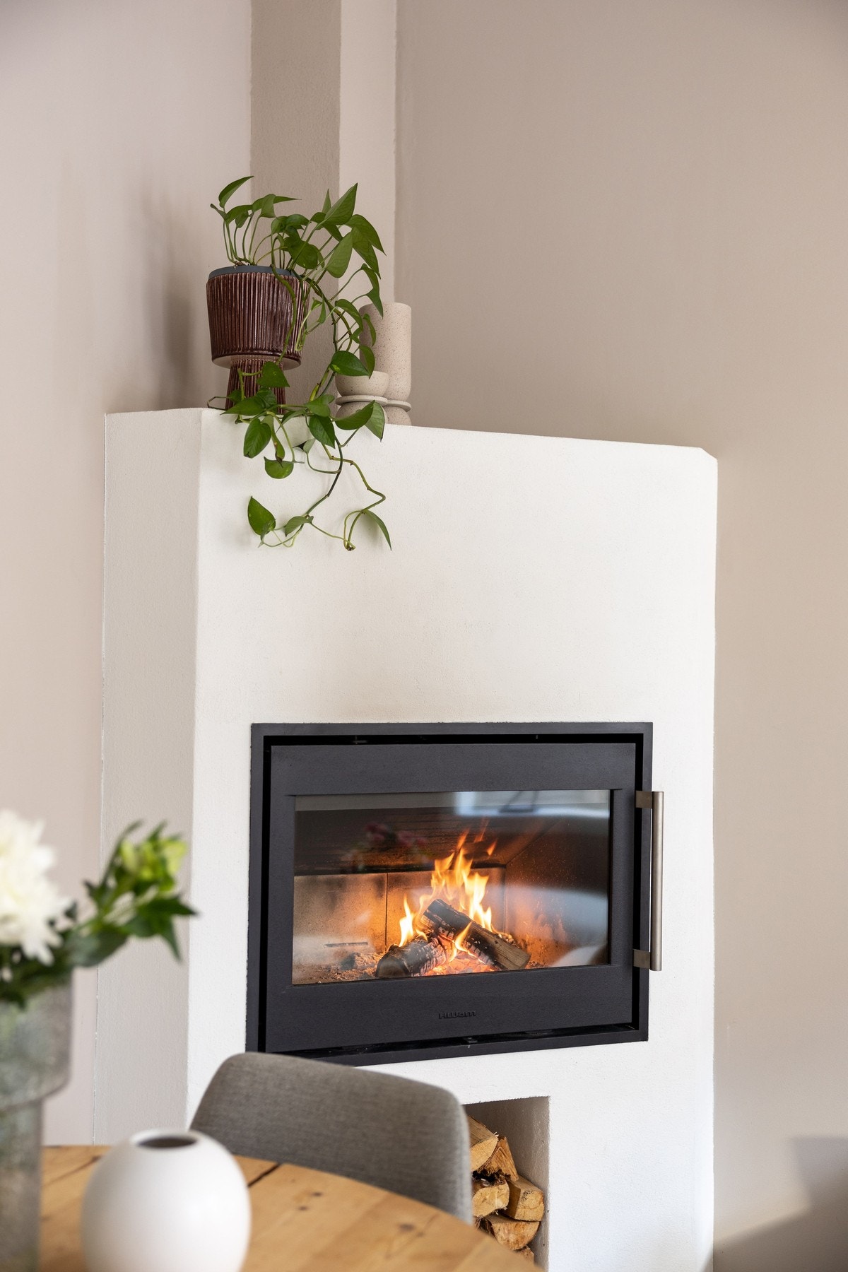 Vedovnen varmer godt i kaldere årstider, og gir leiligheten en lun atmosfære. Galleribilde