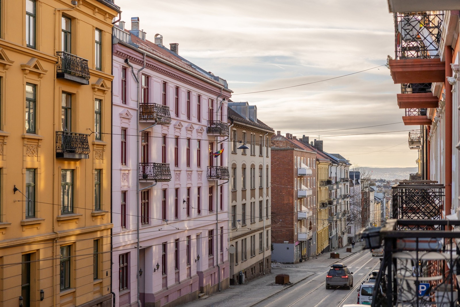 Fra balkongen har man flott utsikt nedover Thereses gate. Galleribilde