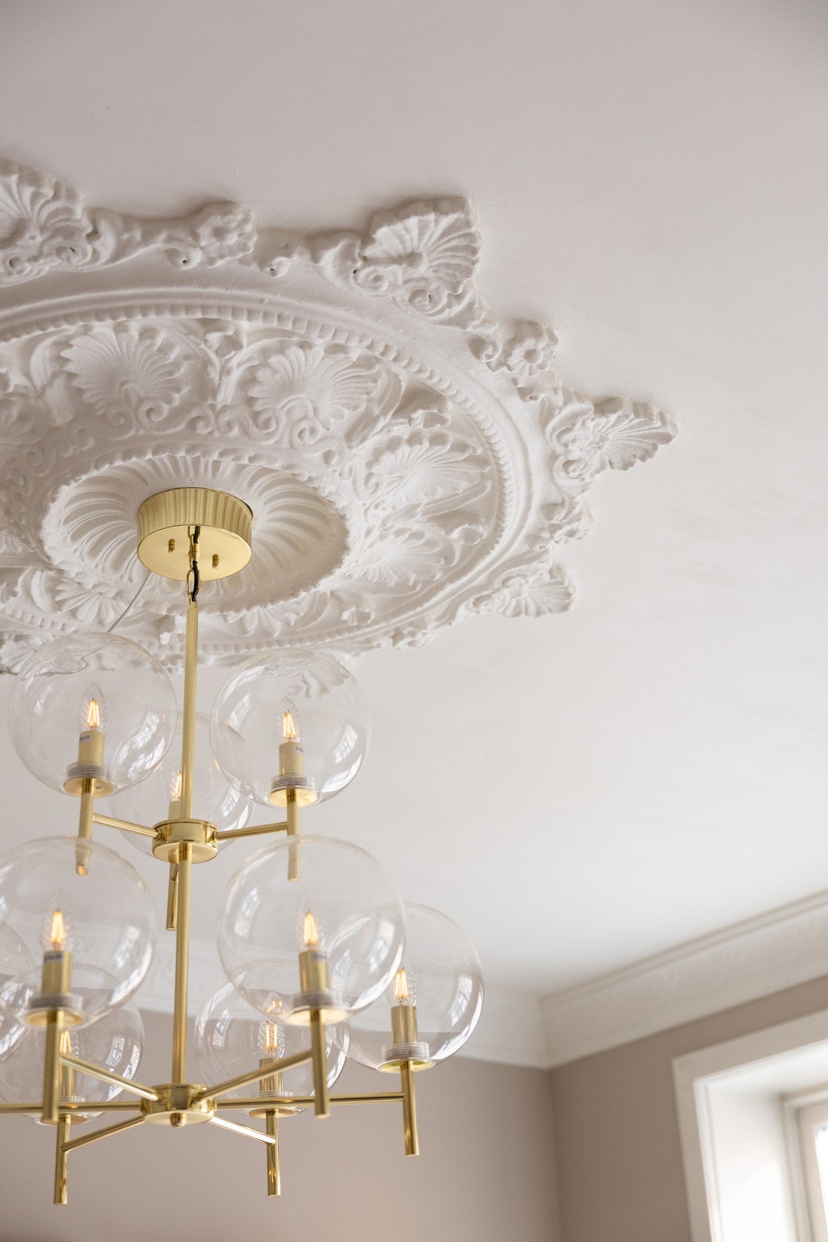 Originale detaljer som stukkaturer og rosett spiller utmerket på lag med den moderne standarden for øvrig. Galleribilde