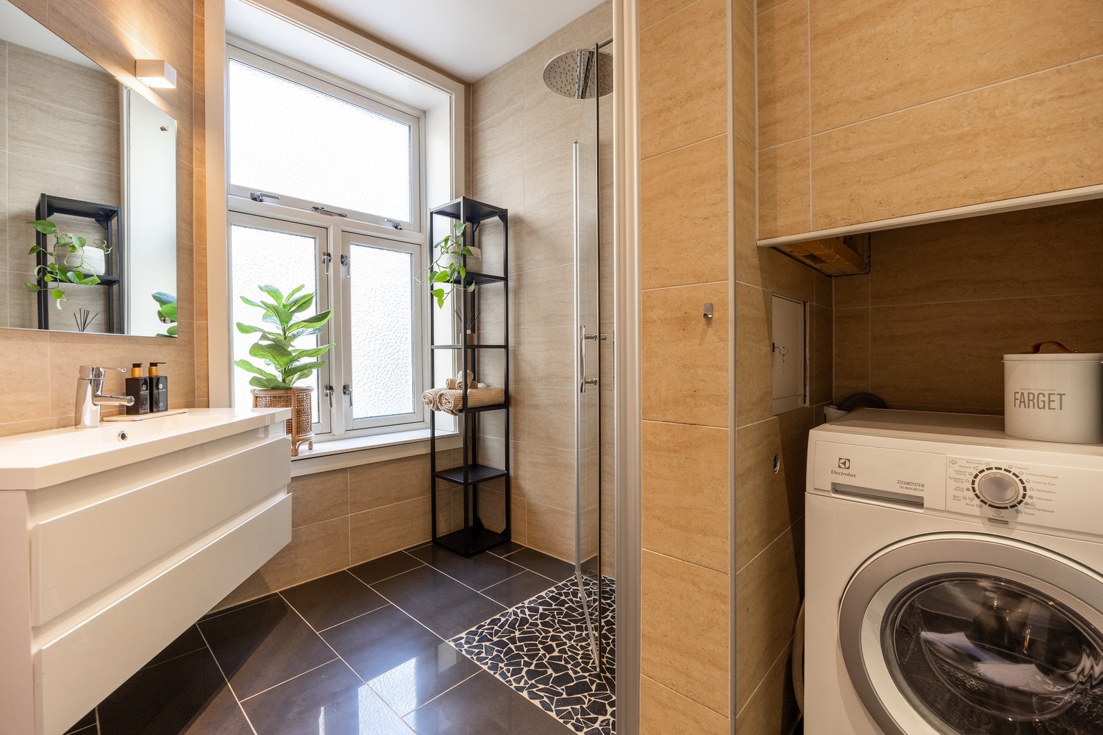 Videre har leiligheten et romslig helfliset bad med gulvvarme og himling med downlights. Galleribilde