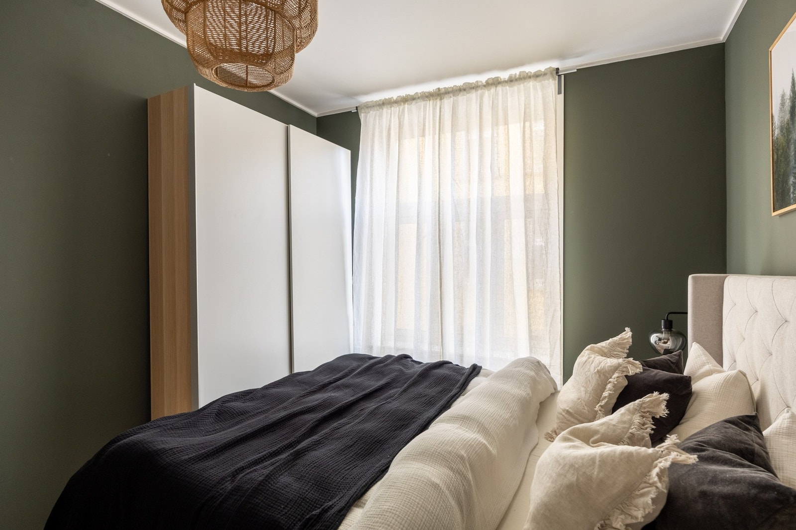 Hovedsoverommet vender mot rolig bakgård. Galleribilde