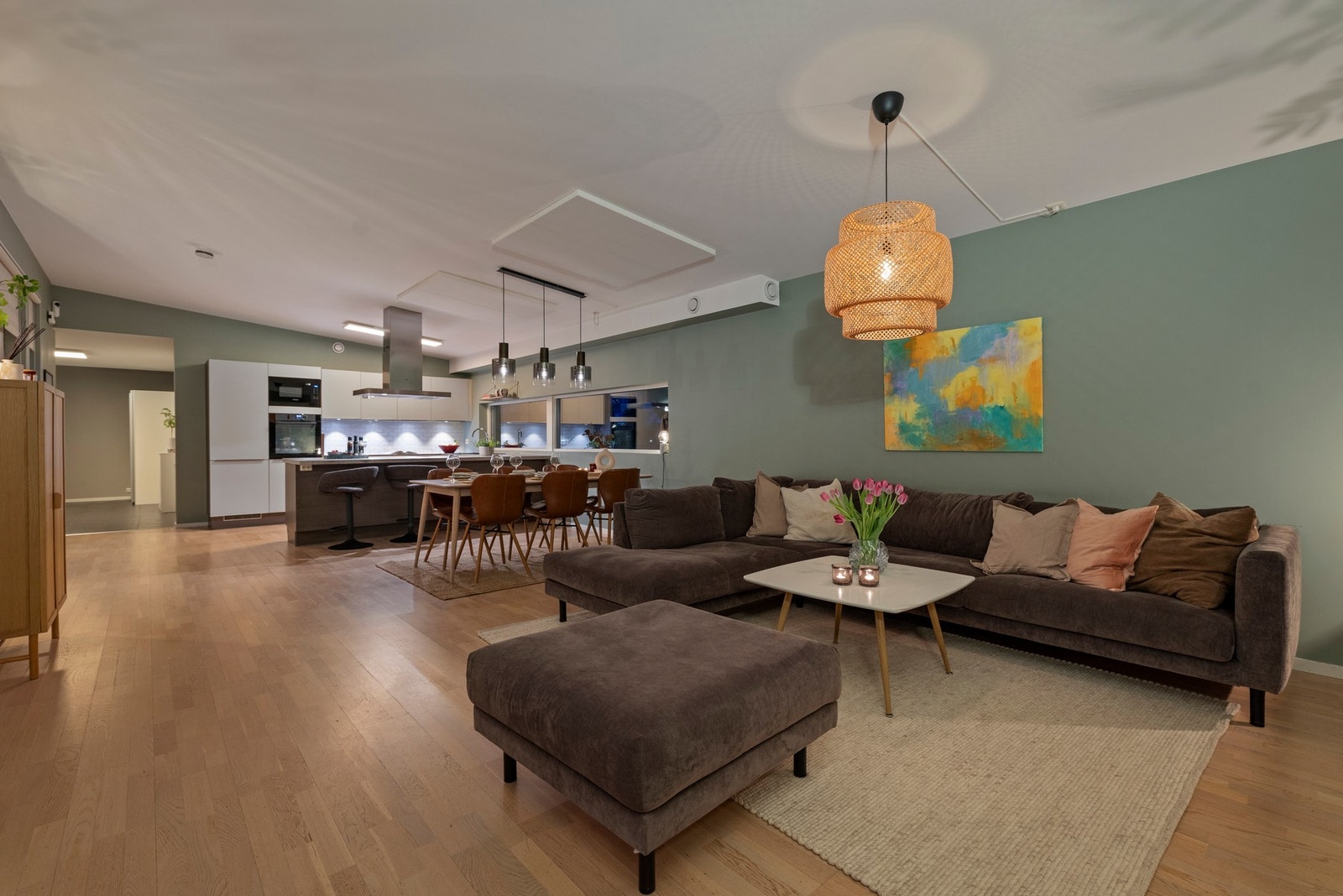 Boligen ligger i rolig blindvei i et barnevennlig og trygt nabolag , med nærhet til skoler, barnehager og dagligvarebutikker. Området byr på gode tur- og rekreasjonsmuligheter, perfekt for en aktiv familie. Galleribilde