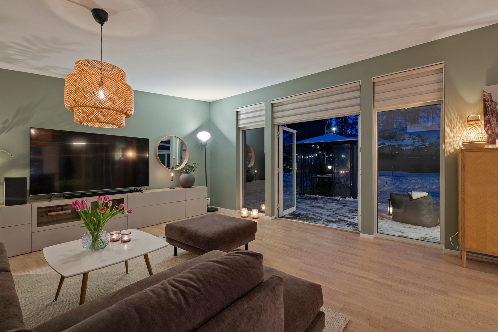 En moderne og innholdsrik kjedet enebolig fra 2013 med attraktiv beliggenhet på Oppegård. Galleribilde