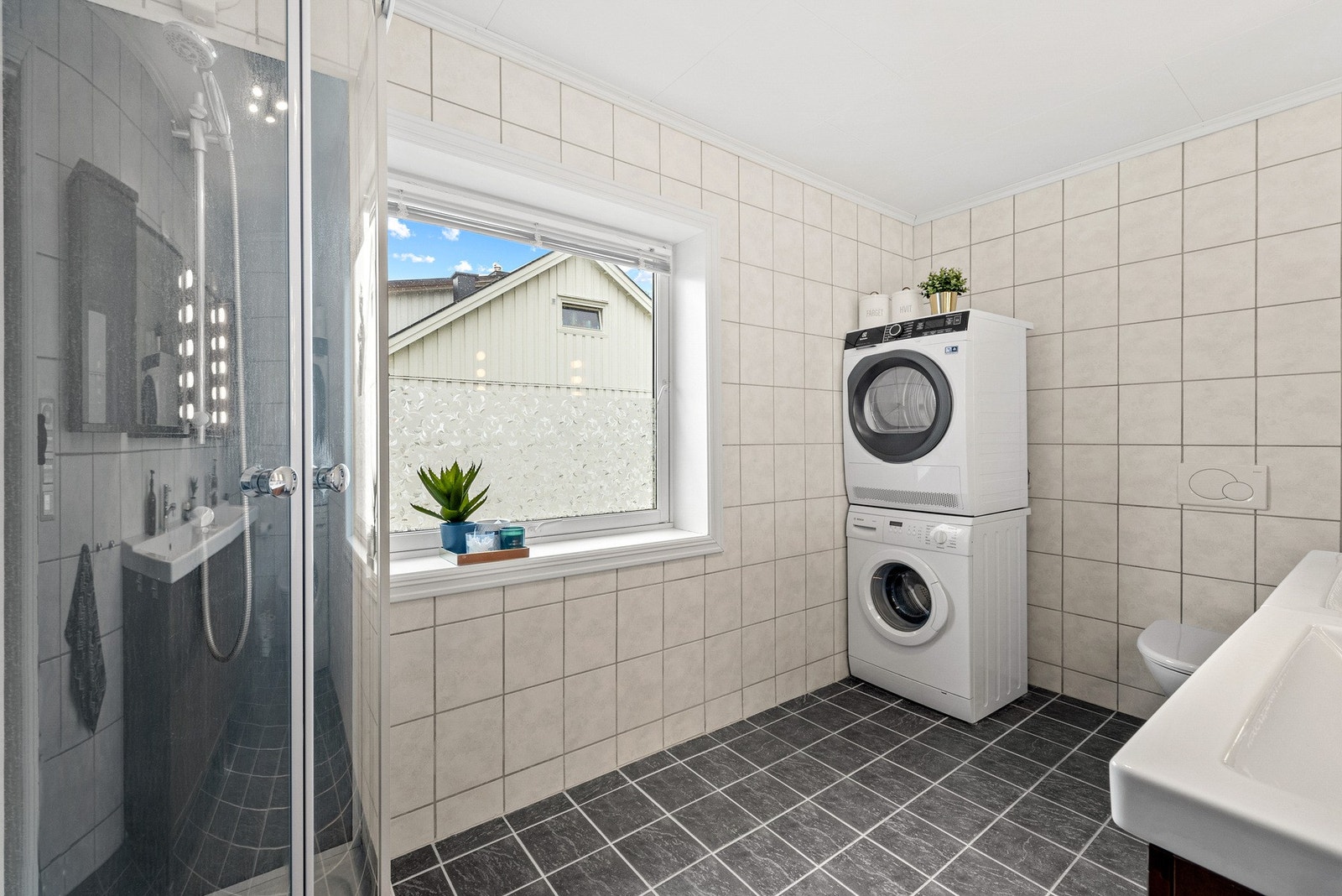 Rommet er kombinert bad- og vaskerom Galleribilde