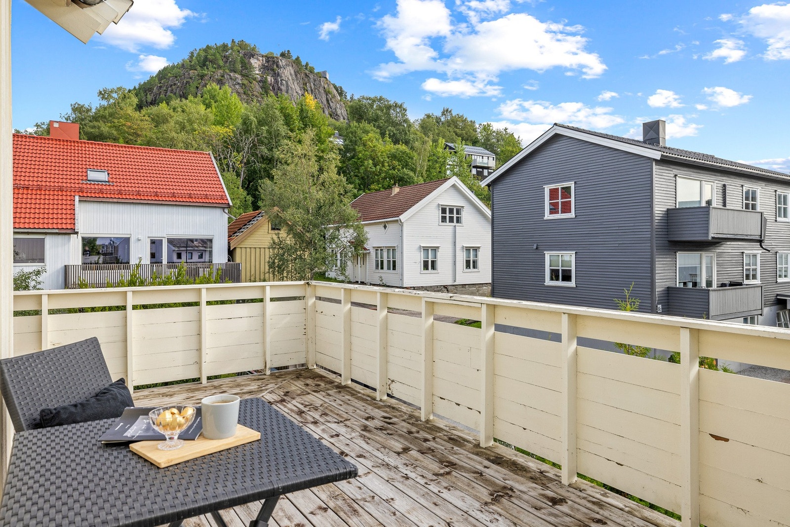 Utsyn mot Vika og det populære byfjellet Klompen Galleribilde