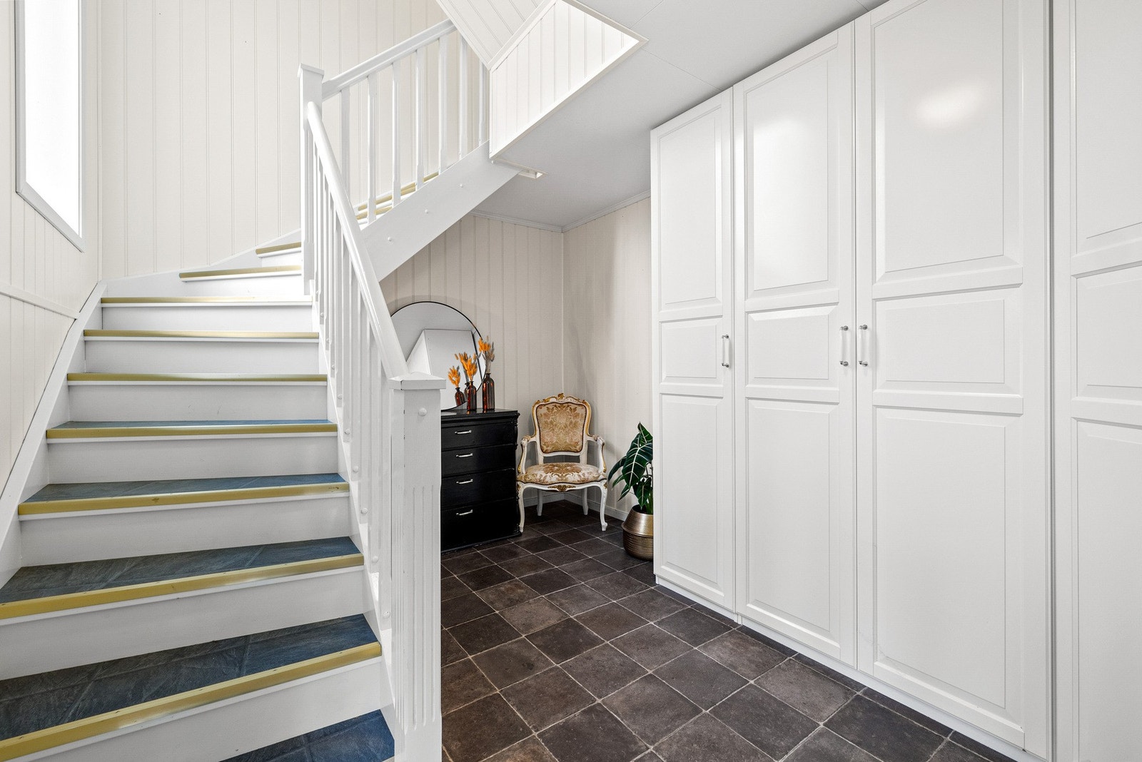 Boligen har separate innganger til hver boenhet. Her leder trapp opp til 2.etasje Galleribilde