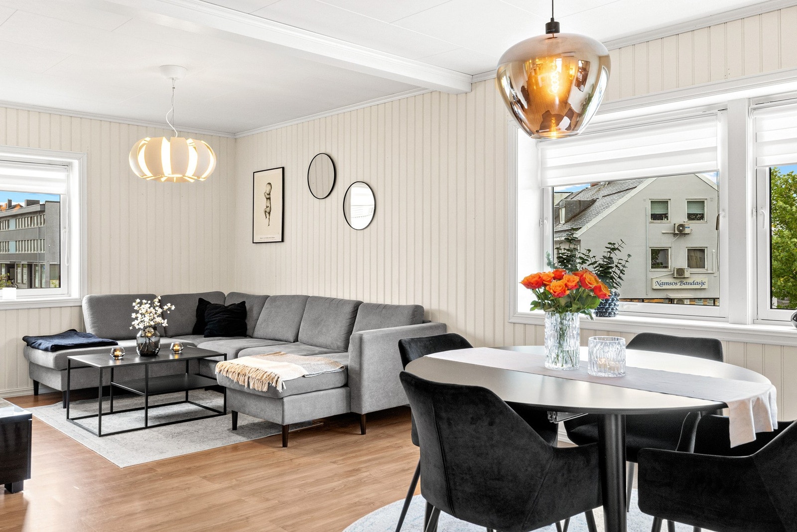 Romslig stue med gode lysforhold og lun atmosfære Galleribilde