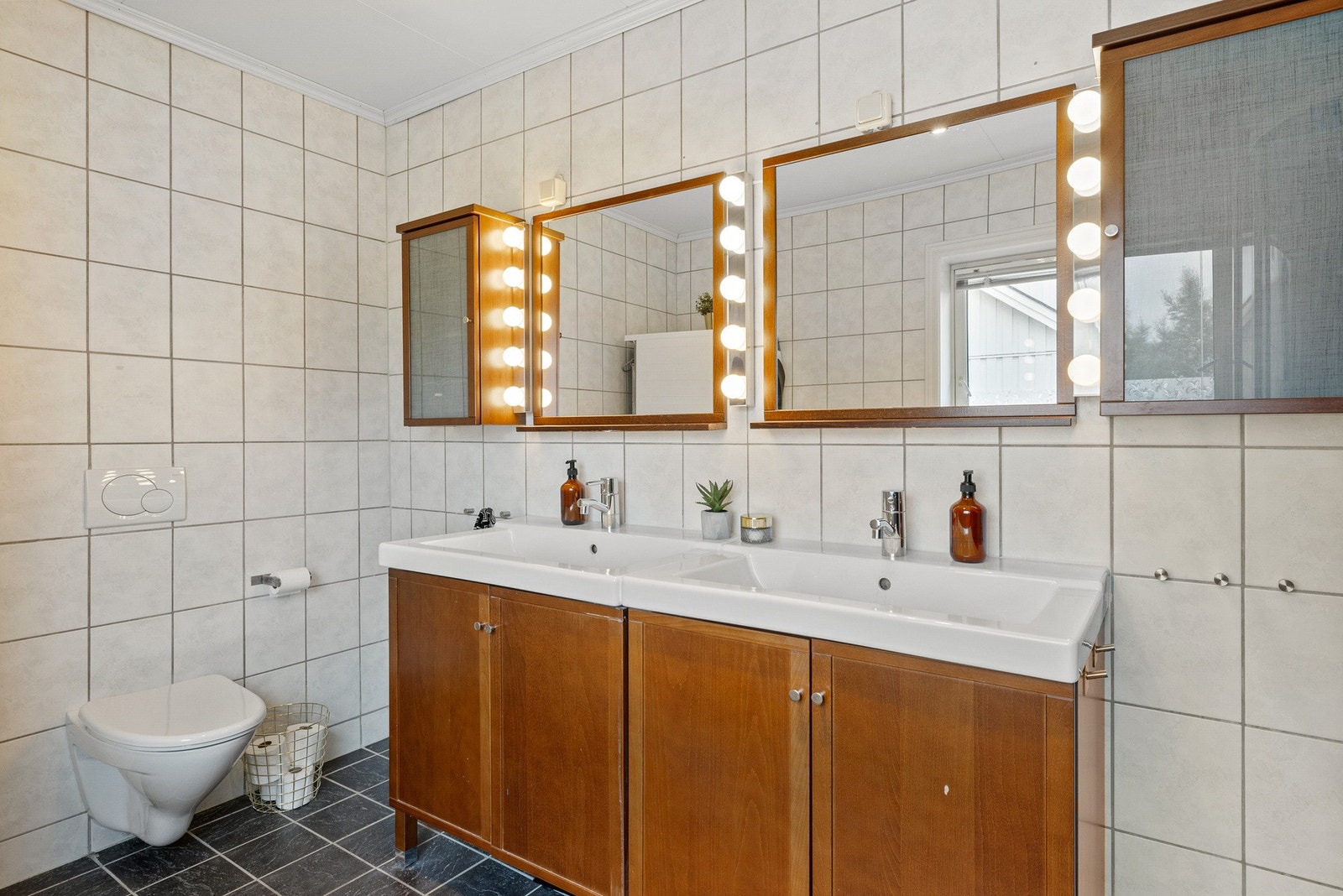 Bad med overflater av fliser på gulv og vegger Galleribilde