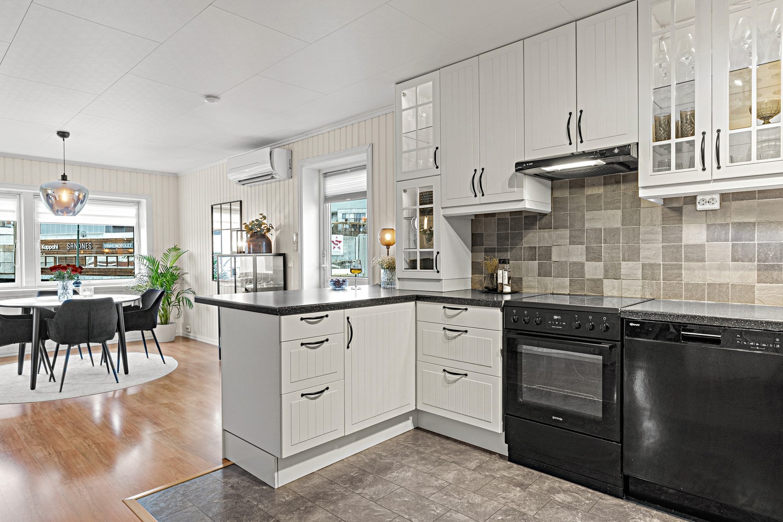 Åpen løsning mellom kjøkken og stue gir en sosial planløsning med god romfølelse Galleribilde