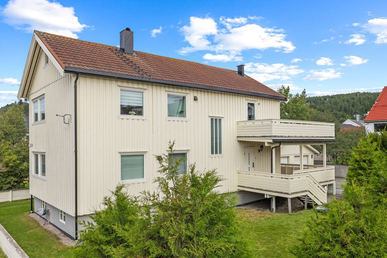 Det er i dag leieforhold i 1.etasje. Månedlig leieinntekt kr 12000,- Galleribilde