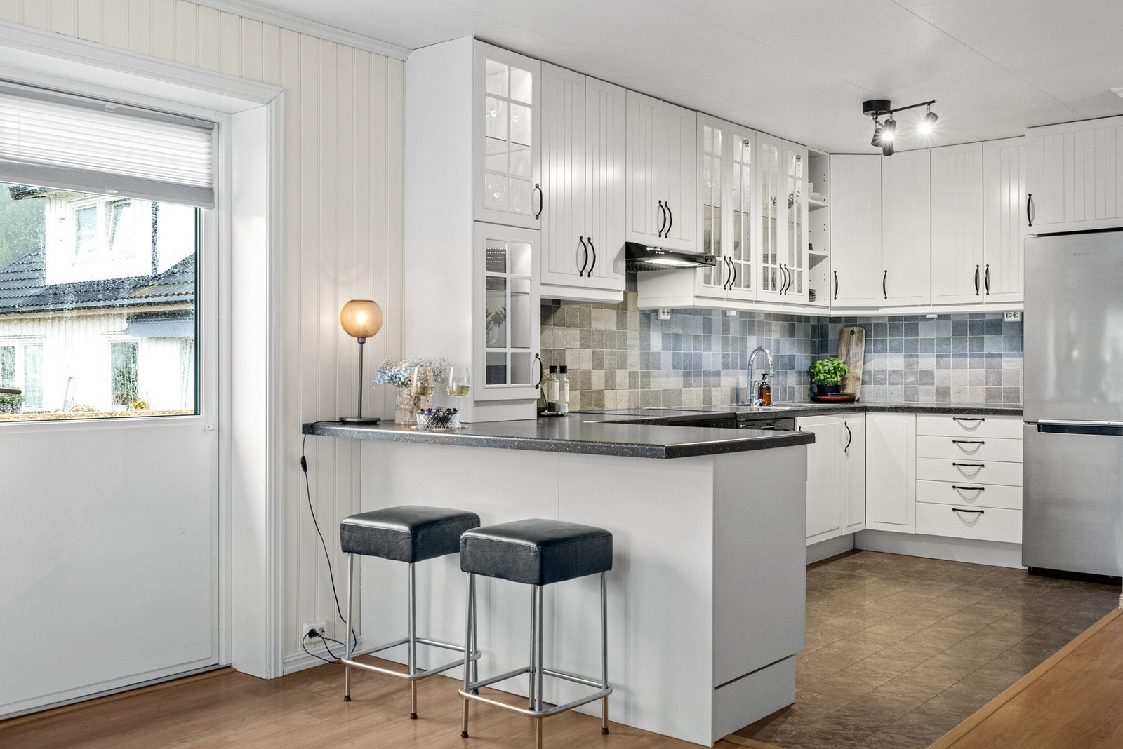 Kjøkkenøy med praktisk utstikk som gir både ekstra benkeplass og mulighet for barløsning Galleribilde