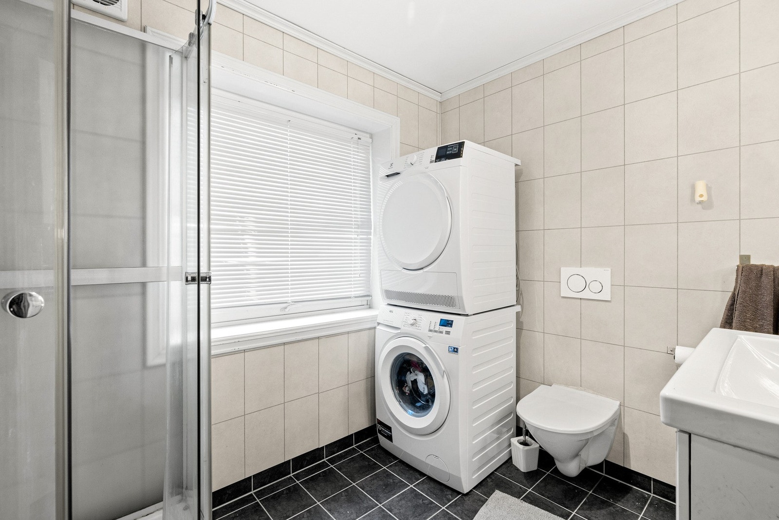 Rommet er kombinert bad- og vaskerom Galleribilde