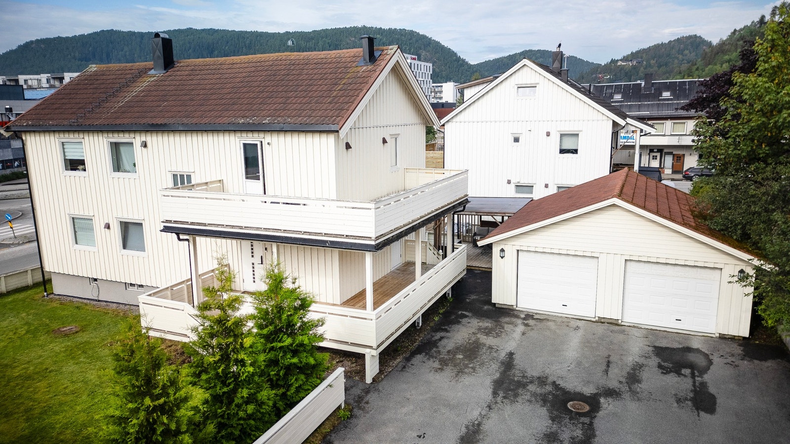 Gode parkeringsmuligheter i dobbelgarasje og på asfaltert gårdsplass Galleribilde