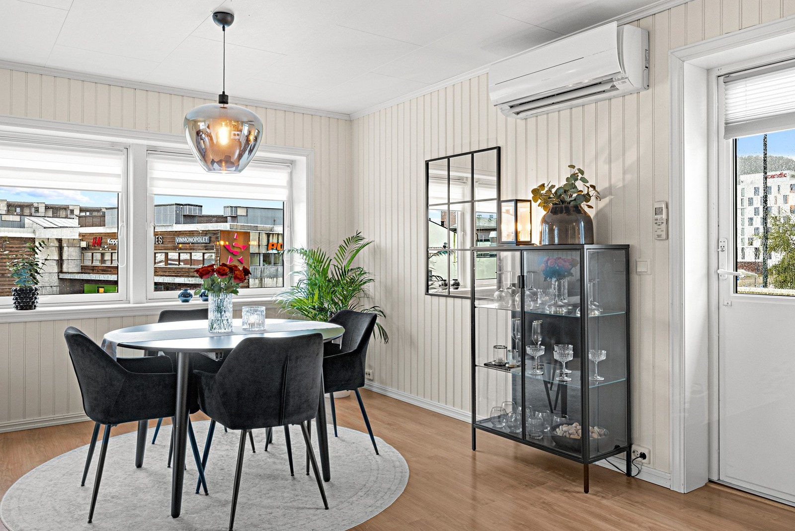 Hyggelig og naturlig sone for spisegruppe Galleribilde