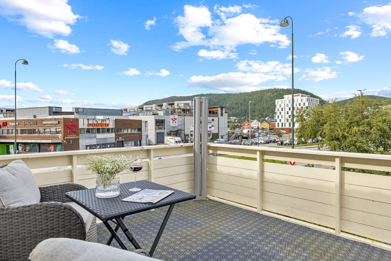 Utsyn til båthavna mot vest. Det er gode lys- og solforhold på eiendommen Galleribilde