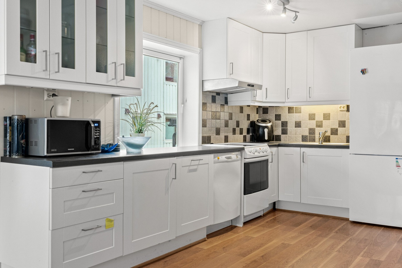 Tidløst kjøkken med god skap- og benkeplass Galleribilde