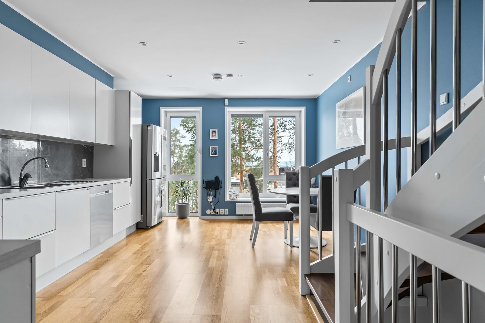 Et fresht kjøkken fra HTH som har godt med skap- og benkeplass. Galleribilde