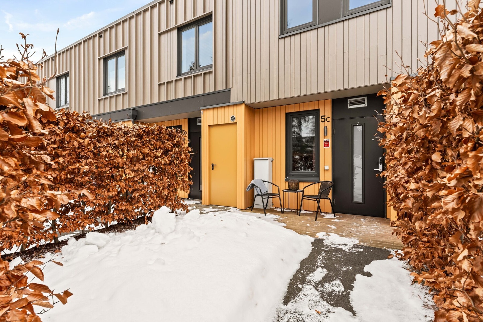 Rekkehuset har et romslig og innbydende inngangsparti med nymalt fasade i 2025. Galleribilde