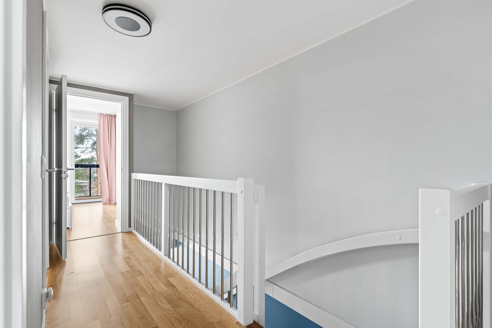 Trappen leder opp til 3 luftige soverom, perfekt for barnefamilier! Galleribilde