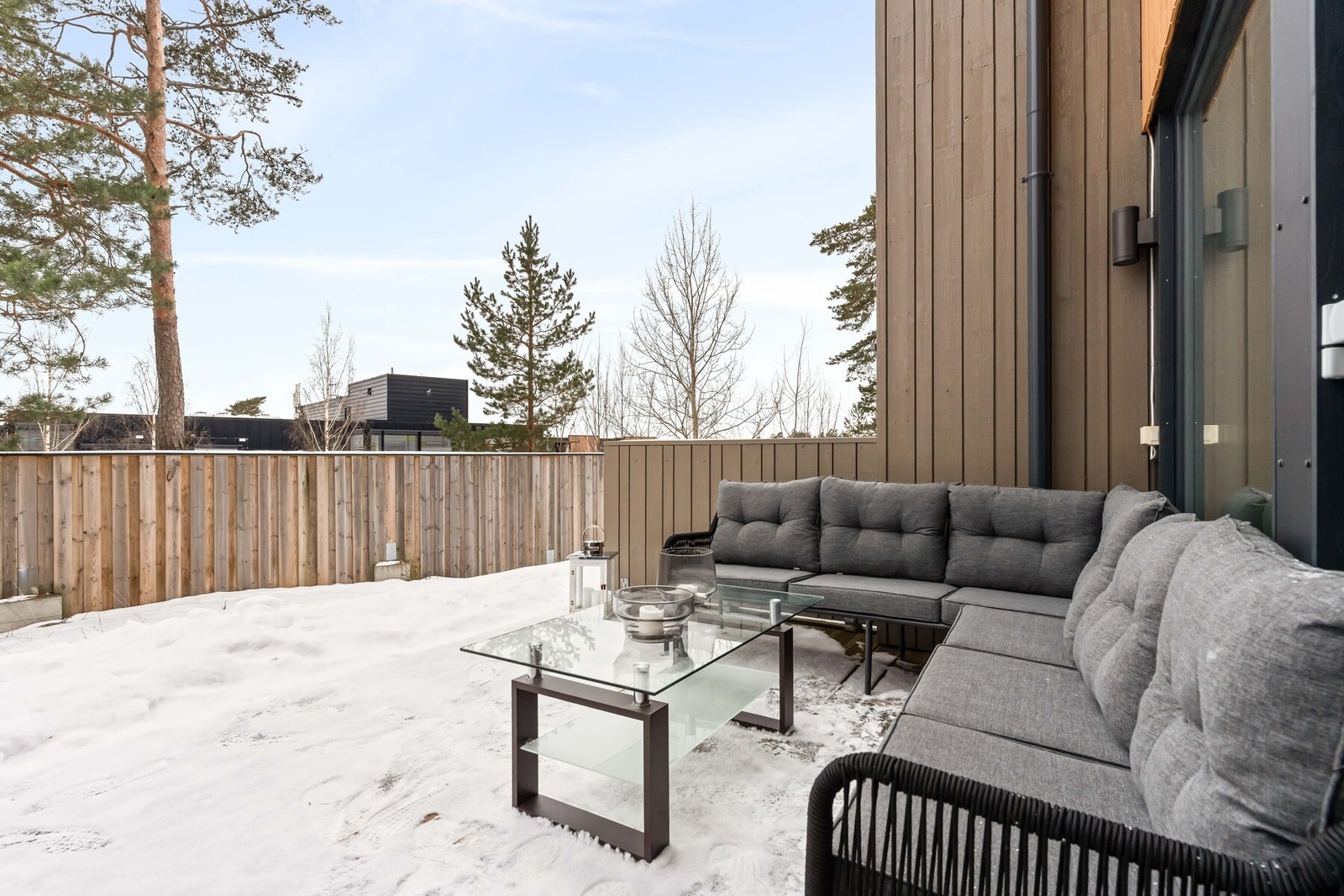 Her har god nok plass til alt du måtte trenge av utemøbler, grill, med mer. Galleribilde