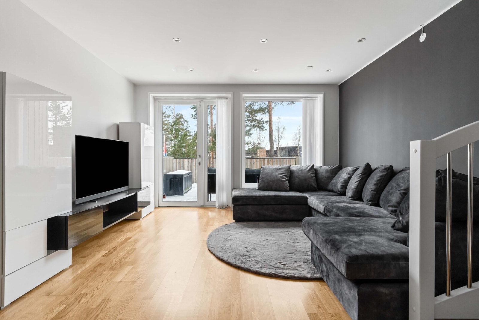 Stuen leder til usjenert og hyggelig platting hvor barna kan løpe trygt ut til boligens uteområder. Galleribilde